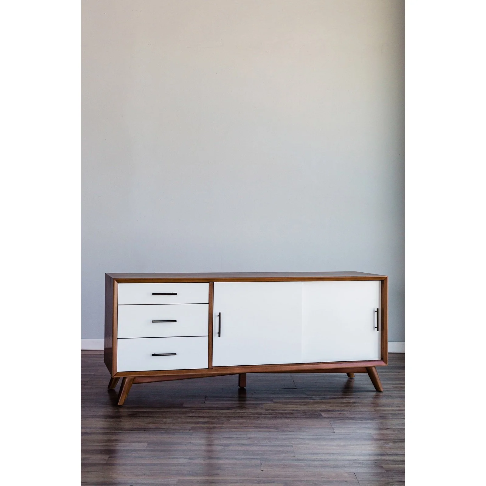 Alpine Furniture Flynn Large TV Console, Acorn/White 999-10 - Image 2